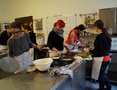 Schülerinnen in der Küche