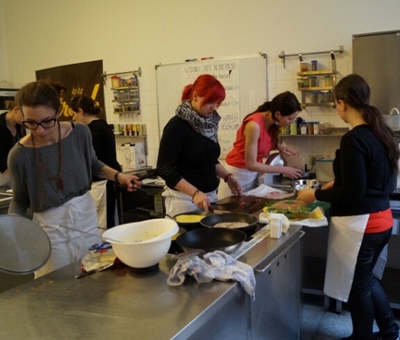 Schülerinnen in der Küche