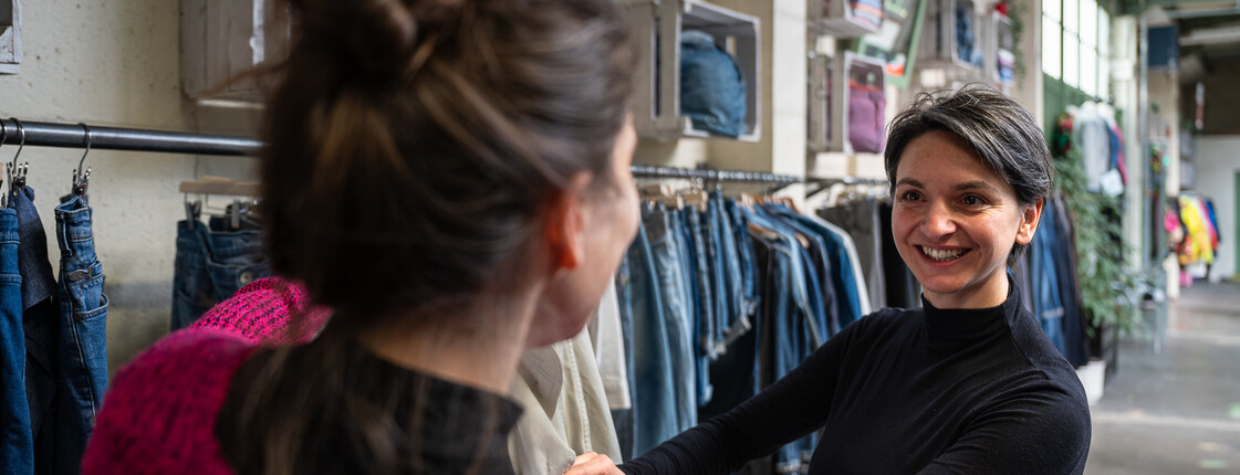 Zwei Frauen beim Second Hand Shopping im carla Mittersteig.