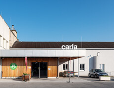 Parkplätze für Autos und Fahrräder