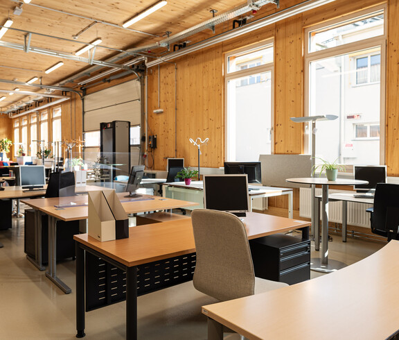 Schreibtische und Drehsessel, höhenverstellbar und in Top Qualität im carla Depot