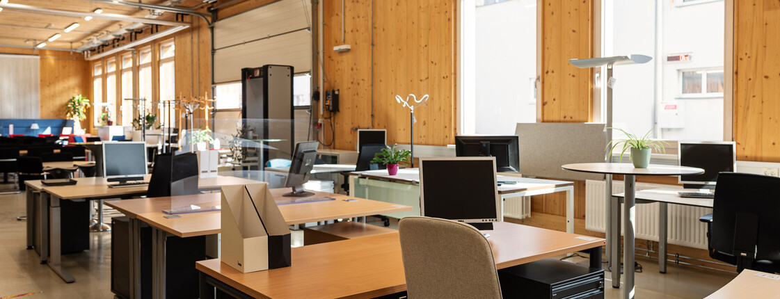 Schreibtische und Drehsessel, höhenverstellbar und in Top Qualität im carla Depot