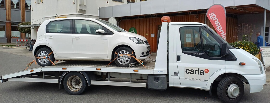 gespendetes Auto auf Abschleppwagen vor dem carla Nord