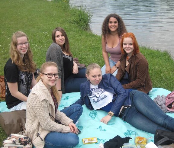 Schülerinnen beim Picknick