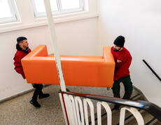 Das carla transportcenter holt Möbelspenden ab.