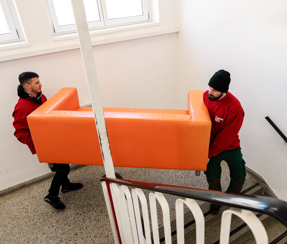 Das carla transportcenter holt Möbelspenden ab.