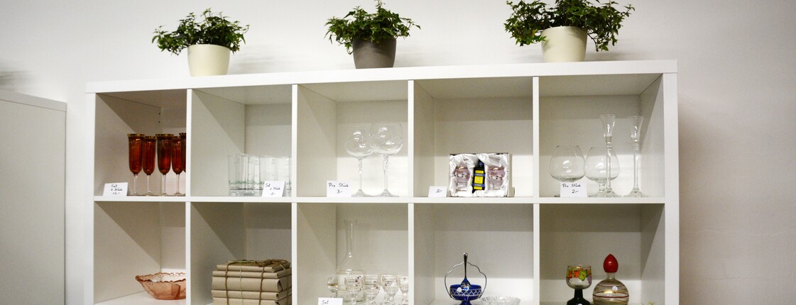 Regal mit Geschirr im carla pop-up in Retz.