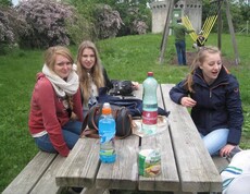 Schülerinnen bei einem Picknicktisch