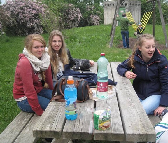 Schülerinnen bei einem Picknicktisch